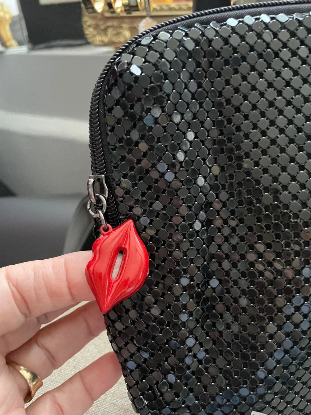 ✨🖤Black Sequin Zip Pouch with Red Lip 💋Pull🖤✨NEW